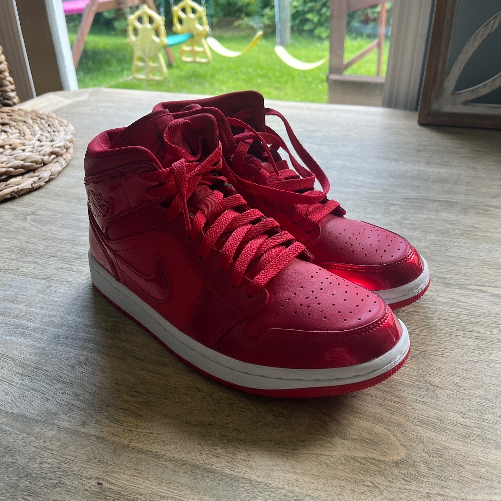 Jordan 1 mid University Red/Pomegranate